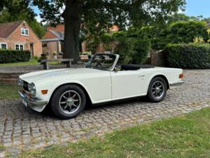 Image 4/30 of Triumph TR 6 PI (1970)