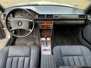 Image 23/24 de Mercedes-Benz 260 E (1990)