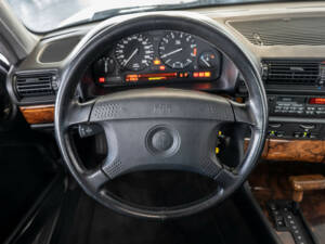 Image 8/17 of BMW 730i (1993)