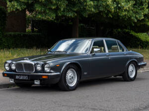 Image 1/23 of Daimler Double Six (1992)
