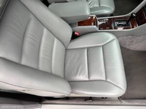 Imagen 71/100 de Mercedes-Benz 300 CE (1992)