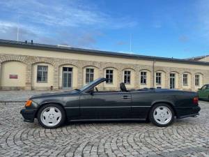 Image 2/20 of Mercedes-Benz 300 CE-24 (1993)