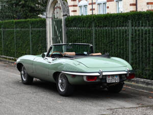 Image 7/60 de Jaguar E-Type (1970)