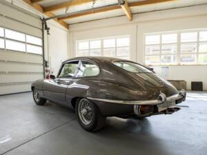 Image 3/15 of Jaguar E-Type (1969)