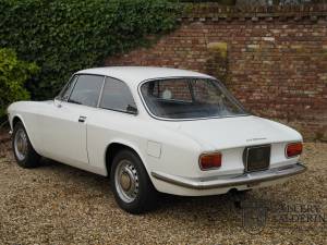 Bild 16/50 von Alfa Romeo Giulia 1300 GT Junior (1970)