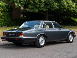 Image 3/23 of Daimler Double Six (1992)