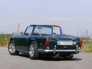 Image 16/66 of Triumph TR 250 (1968)