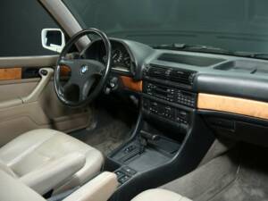 Immagine 18/30 di BMW 735i (1987)