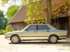 Image 7/63 of BMW 528i (1984)