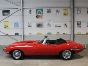 Image 8/11 of Jaguar E-Type (1968)