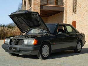 Immagine 39/45 di Mercedes-Benz 190 E (1989)