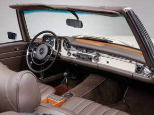 Image 17/37 de Mercedes-Benz 280 SL (1969)