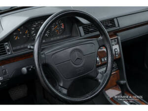 Image 24/34 of Mercedes-Benz 500 E (1992)