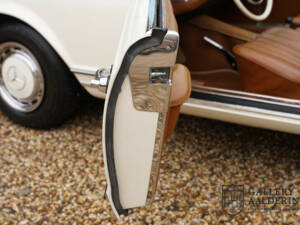 Image 27/50 de Mercedes-Benz 280 SL (1970)