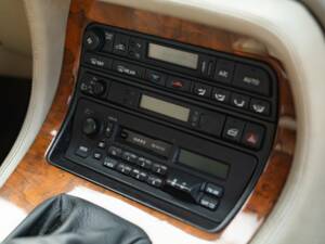 Afbeelding 29/50 van Jaguar XJ6 3.2 (1995)