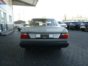 Image 5/24 of Mercedes-Benz 200 D (1988)