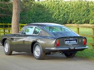 Image 7/36 of Aston Martin DB 6 Vantage (1968)