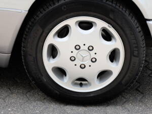 Image 43/69 of Mercedes-Benz E 320 (1994)