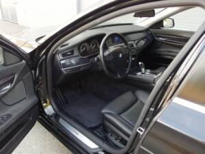 Image 44/95 of BMW 750i (2009)