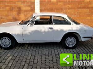 Image 2/10 de Alfa Romeo 2000 GT Veloce (1972)