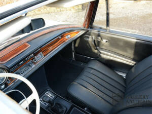 Image 15/50 of Mercedes-Benz 280 SE 3,5 (1971)