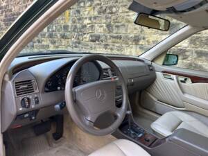 Image 7/10 of Mercedes-Benz C 280 (1993)