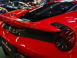 Image 23/50 of Ferrari 488 Pista (2019)