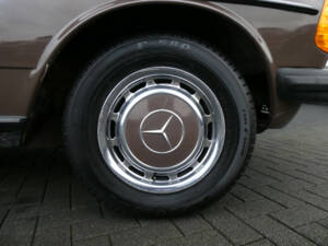 Imagen 20/20 de Mercedes-Benz 200 (1979)