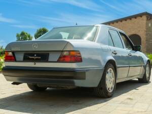 Image 11/50 of Mercedes-Benz 500 E (1992)