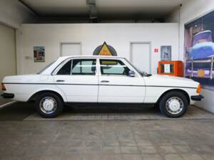 Image 30/33 of Mercedes-Benz 300 D (1984)