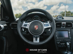 Image 28/43 of Porsche 911 Carrera 4 GTS (2012)