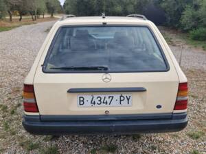 Image 4/7 de Mercedes-Benz 300 TD (1987)