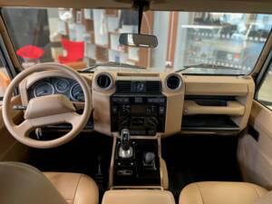 Bild 6/8 von Land Rover Defender 90 Works V8 (2012)
