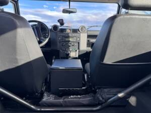 Image 14/19 of Land Rover Defender 90 (2011)