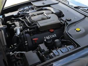 Image 34/37 of Jaguar XJR 4.0 (2001)