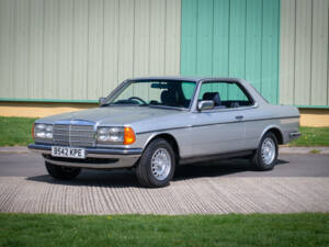 Immagine 8/28 di Mercedes-Benz 230 CE (1984)