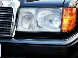 Image 37/63 of Mercedes-Benz 300 CE (1991)