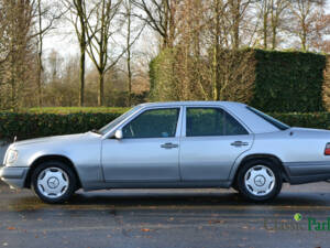 Image 2/39 of Mercedes-Benz 200 D (1993)