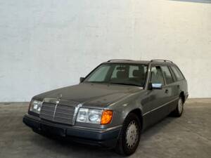 Imagen 7/81 de Mercedes-Benz 250 TD (1992)