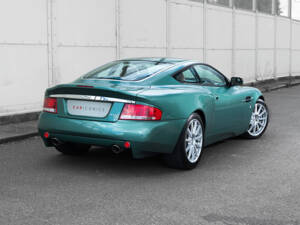 Immagine 6/21 di Aston Martin V12 Vanquish S (2004)