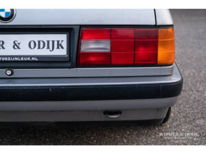 Image 33/50 de BMW 320i Touring (1989)