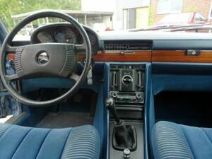 Image 9/17 of Mercedes-Benz 280 SE (1975)