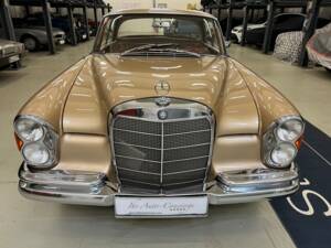 Immagine 2/25 di Mercedes-Benz 250 SE (1966)