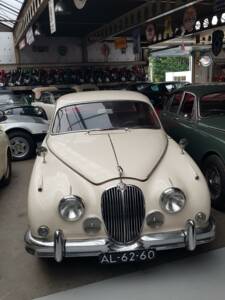 Image 13/35 of Jaguar Mk II 2.4 (1961)