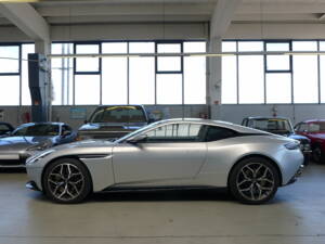 Image 29/37 of Aston Martin DB 11 V12 (2020)