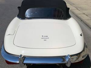 Image 3/30 de Jaguar E-Type (1969)