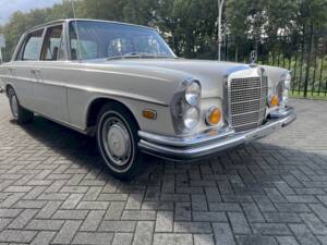 Image 9/35 of Mercedes-Benz 280 SEL 4,5 (1972)