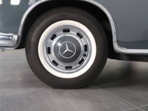 Image 3/39 of Mercedes-Benz 220 SE (1960)