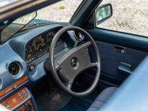 Bild 37/46 von Mercedes-Benz E 280 T (1987)