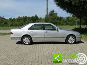 Image 9/10 of Mercedes-Benz E 270 CDI (2000)